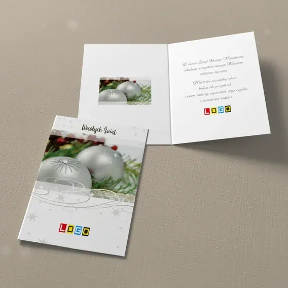 Kartka świąteczna z logo BN1-217 Lśniące ozdoby wśród igieł, widok ogólny