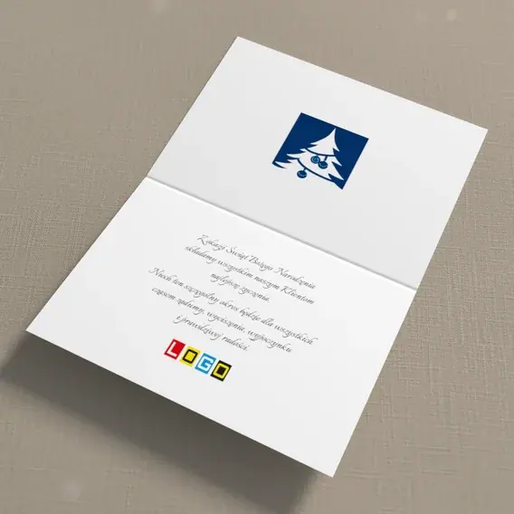 Kartka świąteczna z logo BN1-313 Ciepłe iskry nad białymi drzewkami, wnętrze