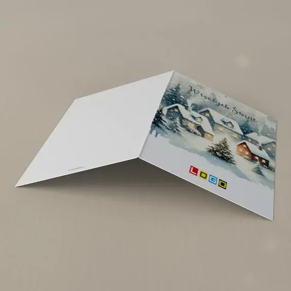 Kartka świąteczna z logo BN1-485 Zaśnieżone domki wokół choinki, tył