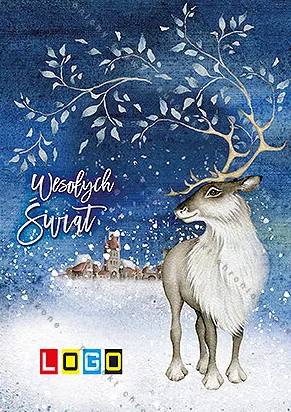 Renifer o brunatno-białej sierści stoi w śniegu, w dole dachy i kościelna wieża, nad nim gałązki na tle granatu