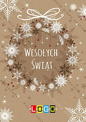 Okrągły wianek z białych płatków i pędów na piaskowym tle, powieszony na kokardzie, w środku życzenia
