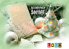 Ceramiczna choinka w gwiazdki wśród srebrnych bombek i listów na rozmytym zielonym tle