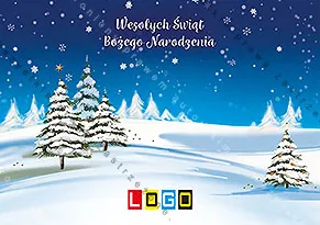 Trzy choinki w śniegu na pierwszym planie, w tle sylwetki drzew, granatowe niebo nocą