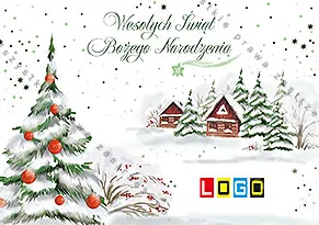 Ośnieżona choinka w czerwonych bombkach po lewej, w głębi drewniane chaty i świerki, zielony napis u góry