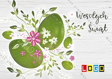 Postarzane jasne deski, zielone jaja z różowymi i białymi kwiatuszkami oraz cienkie gałęzie, obok życzenia