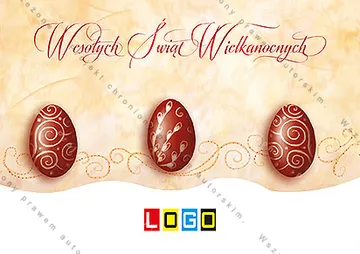 Piaskowe tło, trzy jaja w kolorze wina ze spiralami i czerwone życzenia nad nimi