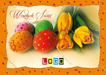 Pomarańczowe tło, fotografia z barwnymi jajami i żółtymi tulipanami o rwanej krawędzi, nad nią czerwone życzenia