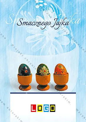 Trzy ludowe pisanki w pomarańczowych podstawkach na niebieskiej akwareli, nad nimi napis Smacznego Jajka