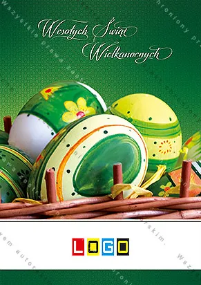 Szkliste pisanki w zieleni i pomarańczu leżą w koszyku z wikliny, na zdjęciu biały napis życzeń