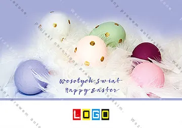 Zdjęcie pastelowych jaj z kropkami złota na puchu białych piór, lawendowe tło, granatowy napis