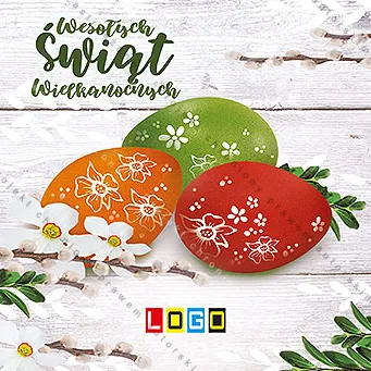 Trzy ozdobne jaja z białymi roślinami i narcyzy na postarzanych deskach, nad nimi bazie, zielone życzenia na górze