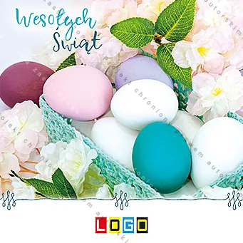 Jajka w pastelach w koszyku koloru turkusu obok hortensji i zielonych liści, życzenia u góry, biała belka