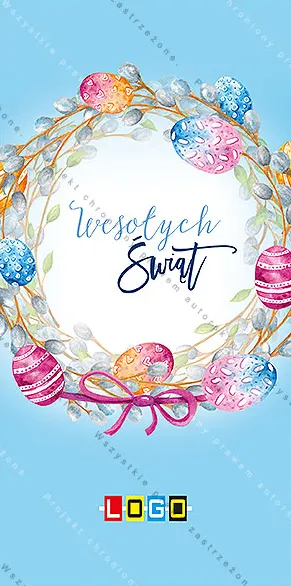 Błękitne tło, okrągły wieniec z kotków wierzby i pastelowych jajek z różową kokardą, wewnątrz życzenia