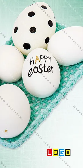 Serwetka z turkusowego szydełka na mięcie, w niej białe jajka, jedno z odręcznym HAPPY easter