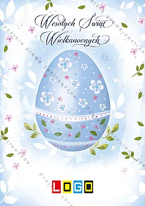 Pojedyncza pisanka w maleńkie kwiatuszki na chłodnym błękitnym polu, życzenia wielkanocne