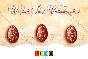 Trzy bordowe jajka w jasnych spiralach, kremowy marmur, nad nimi czerwony kaligraficzny napis życzeń