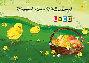 Dwa puchate kurczęta i wiklinowy koszyk z barwnymi jajkami na zielonych wzgórzach pod napisem życzeń