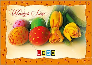 Bukiet tulipanów obok czerwonych jajek, rozłożony