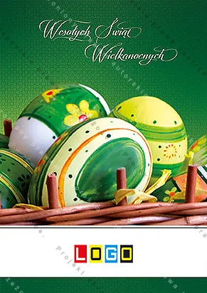 Plecione naczynie z wielkanocnymi jajami w odcieniach butelkowej zieleni, ponad zdjęciem pas ze śnieżnym napisem