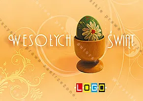 Ciemnozielone jajo w drewnianym pucharze na miodowym tle, rozstawiony napis życzeń po obu stronach